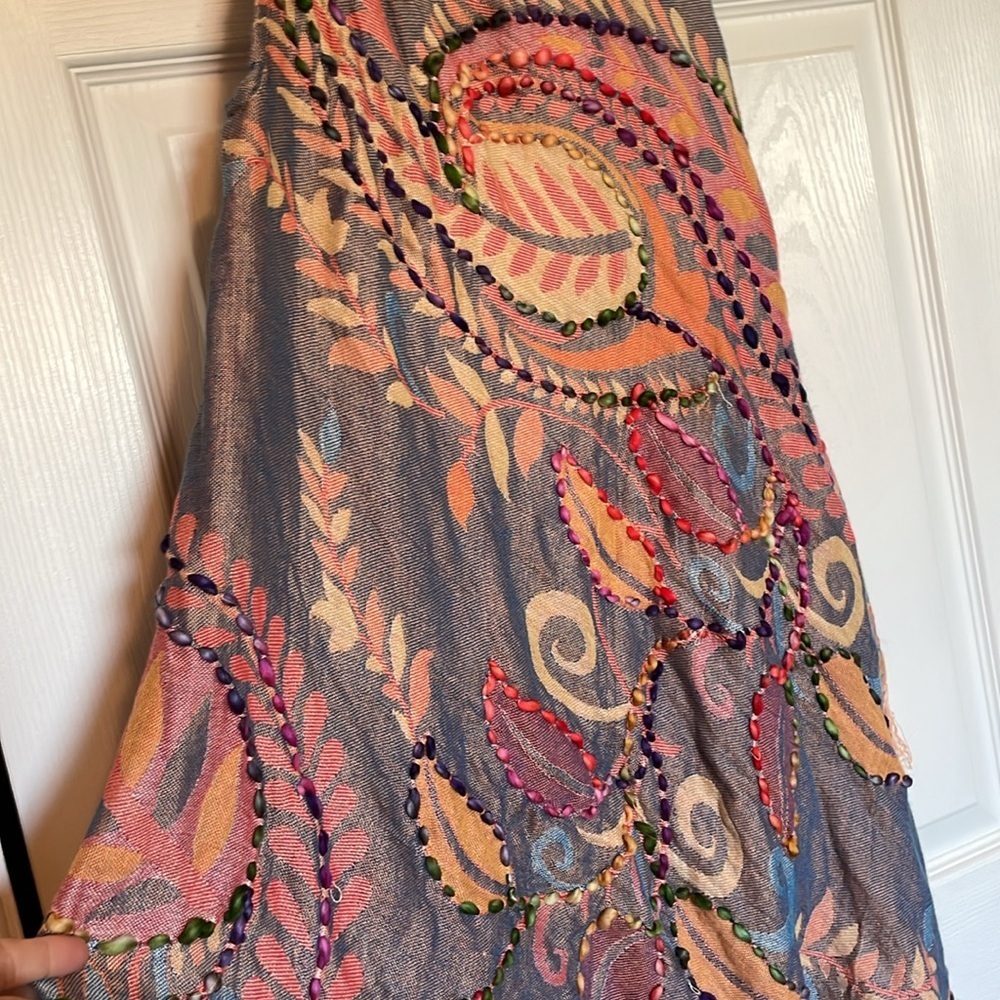 Raj Rose Vest thick stitch embroidery bold pattern boho contemporary breezy vest - Picture 5 of 12